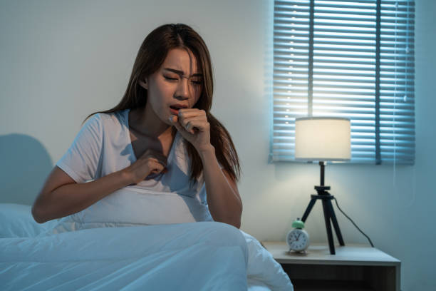 En yaygın sebepler arasında üst solunum yolu enfeksiyonları, astım, reflü, alerjik reaksiyonlar ve sigara içmek yer alabilir. Gece öksürüğünün altında yatan sebep, öksürük tipi ve diğer semptomlar dikkate alınarak doğru teşhis edilmelidir.