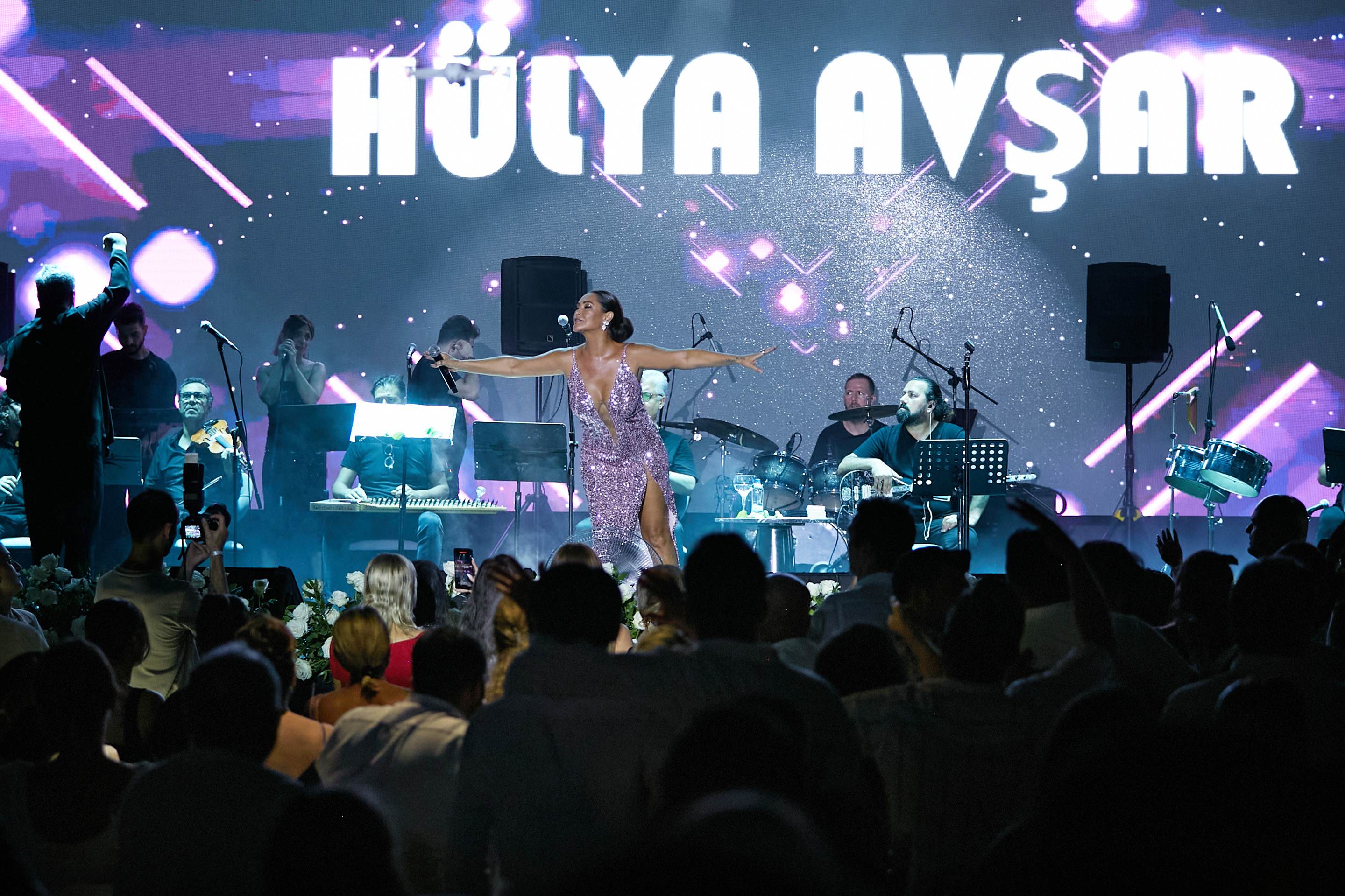 Hülya Avşar, geçen akşam Alanya’da Serenity Queen Hotel’de sahne aldı.