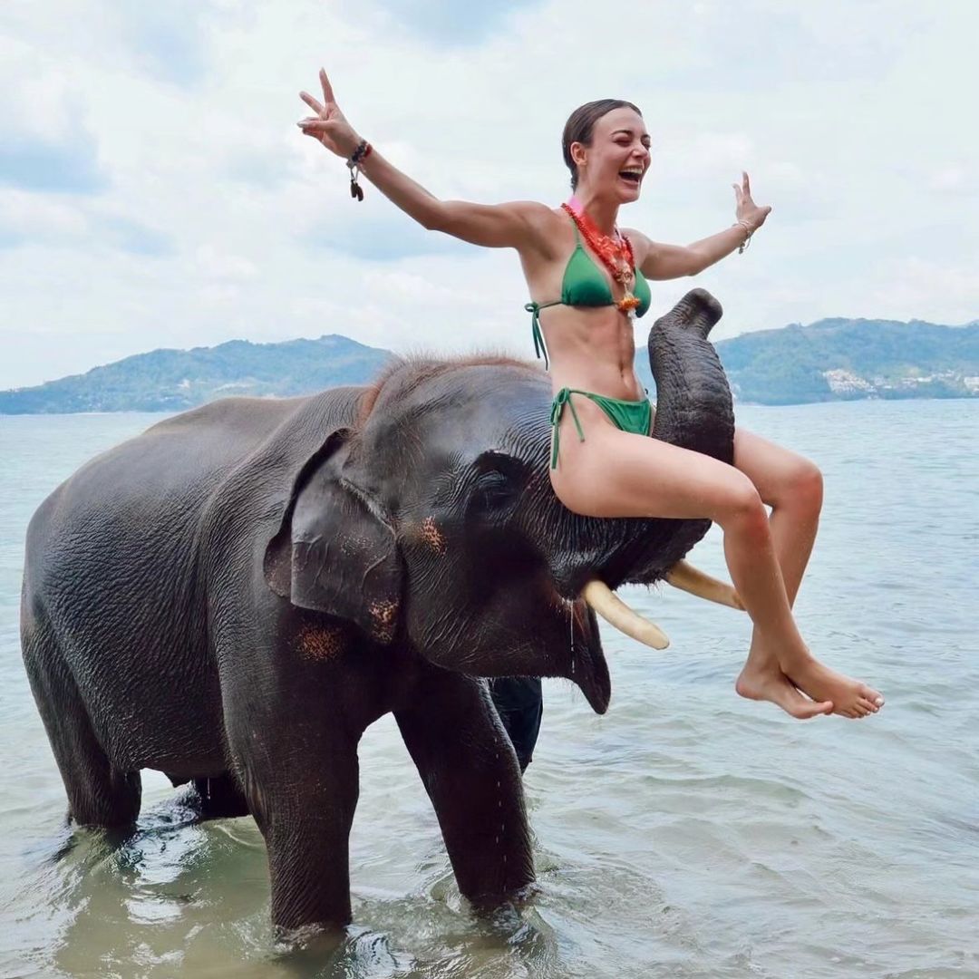 Rabia Soytürk'ün Phuket tatilinde fillerle keyifli anları