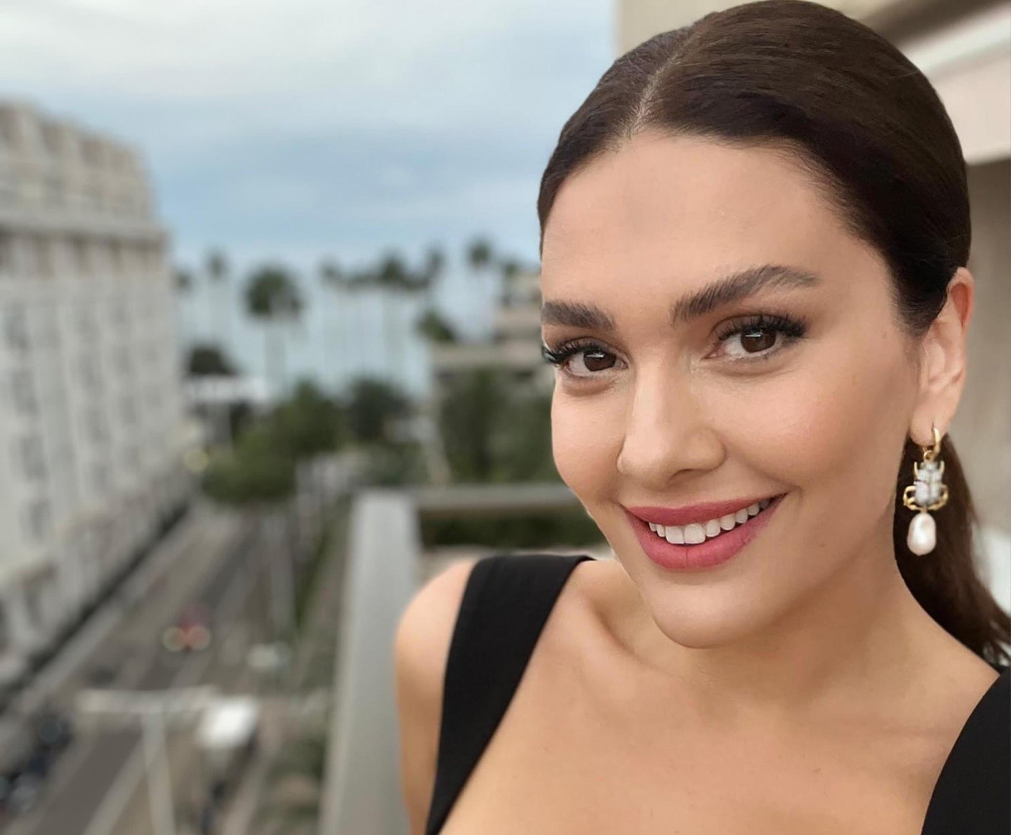 Bergüzar Korel'in Cannes pozları beğenildi! Oyuncunun kilo verdiği gözlerden kaçmadı